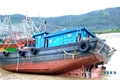 Ngư dân Sầm Sơn đưa thuyền lên bờ tránh bão số 8