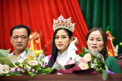 Hoa hậu Đỗ Thị Hà rạng rỡ tại quê nhà