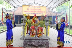 Đông đảo Nhân dân và du khách dâng hương, vãn cảnh tại Đền thờ Lê Hoàn