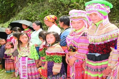Trang phục truyền thống các dân tộc thiểu số: Cần được bảo tồn và phát huy giá trị