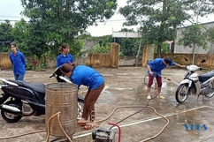 Thanh niên rửa xe gây quỹ xây dựng khu vui chơi cho thiếu nhi