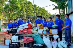 Huyện đoàn Triệu Sơn trao tặng nhu yếu phẩm tại Khu cách ly tập trung của huyện
