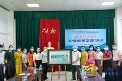 NSNA Trần Đàm trao tặng các tác phẩm ảnh cho Trung tâm Triển lãm - Hội chợ - Quảng cáo Thanh Hóa