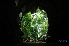 Kỳ bí động Long Quang