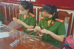 Tranh thủ ngày nghỉ làm kính chắn giọt bắn tặng lực lượng phòng, chống dịch