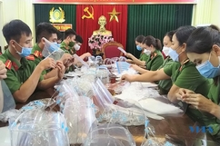 Đoàn Thanh niên và Hội Phụ nữ cơ quan Công an huyện Yên Định hỗ trợ tấm kinh chắn giọt bắn, nhu yếu phẩm cho các chốt kiểm soát dịch bệnh COVID-19