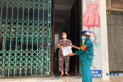 Ấm tình làng nghĩa xóm bên trong khu vực bị phong tỏa