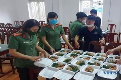 Hội Phụ nữ và Đoàn thanh niên Công an huyện Hậu Lộc hỗ trợ 40 suất ăn cho lực lượng tuyến đầu chống dịch