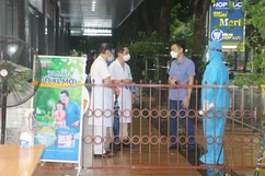 Giãn cách người ra khỏi khu phong tỏa Bệnh viện Đa khoa Hợp Lực