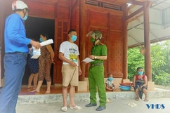 Đi từng bản, gõ từng nhà dân tuyên truyền phòng, chống dịch COVID-19