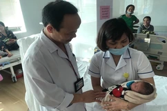 Làm mẹ khi đã ở độ tuổi “bà ngoại”