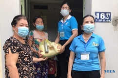 Hội LHPN phường Tân Sơn tặng quà hỗ trợ các hộ khó khăn bị ảnh hưởng bởi dịch COVID-19