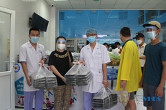 Chương trình “Triệu bữa cơm tấm lòng người xứ Thanh” trao 200 suất cơm cho Bệnh viện Nhi Thanh Hóa
