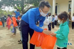 Mường Lát tặng 550 suất quà cho trẻ em có hoàn cảnh khó khăn