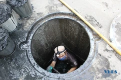 Nhọc nhằn nghề hút cống ngầm