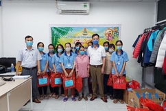 Liên đoàn Lao động huyện Thiệu Hóa tặng quà cho người lao động khó khăn