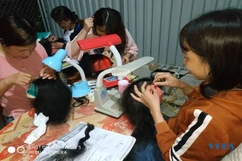 Phụ nữ xã Thiệu Viên làm tóc giả, kiếm tiền thật