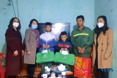 Tặng quà cho trẻ mồ côi huyện Thọ Xuân theo chương trình “Mẹ đỡ đầu”