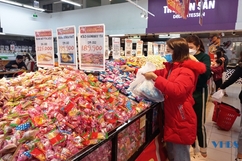 Bánh kẹo cân “hút khách” dịp Tết Nguyên đán 2022