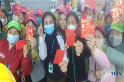 Công nhân hào hứng trong những ngày làm việc đầu xuân