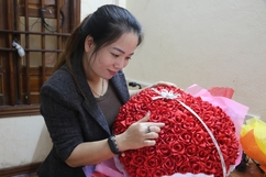 Người phụ nữ câm điếc và những bó hoa cho ngày lễ Tình nhân