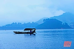 Du xuân trên lòng hồ Cửa Đạt
