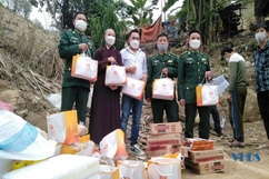 Trao quà cho hộ nghèo, có hoàn cảnh đặc biệt khó khăn ở bản Tà Cóm