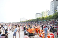 Biển Hải Tiến đón hơn 75.000 lượt khách trong dịp lễ 30/4 - 1/5