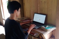 Nhiều học sinh ở Lang Chánh được hỗ trợ mua máy tính, thiết bị học tập trực tuyến