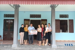 Liên đoàn Lao động huyện Triệu Sơn trao kinh phí hỗ trợ làm nhà cho đoàn viên  có hoàn cảnh khó khăn