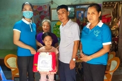 Hội LHPN thị trấn Thọ Xuân và các đoàn thể hỗ trợ gia đình trẻ mồ côi sửa nhà