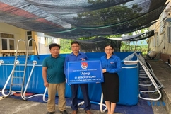 Tỉnh đoàn Thanh Hoá tặng bể bơi di động cho thị trấn Lang Chánh