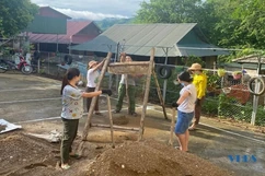 Những  cô giáo mầm non hóa  thợ hồ tân trang trường lớp học
