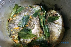 Cá rô đồng kho nghệ - Mộc mạc vị quê