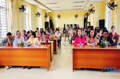 Tập huấn và trao quà cho hội viên phụ nữ mù
