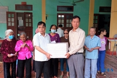 Hội người mù tỉnh Thanh Hóa thăm, tặng quà cho hội viên bị ảnh hưởng bởi mưa lũ