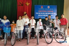 Trao quà cho học sinh nghèo vượt khó