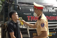 Công an huyện Quan Sơn tăng cường xử lý vi phạm nồng độ cồn, tải trọng xe