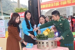 Hội thi “Khéo tay ngày Tết” gói bánh chưng và bày mâm ngũ quả