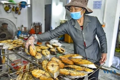 Cá thu nướng “hút” khách ngày Tết