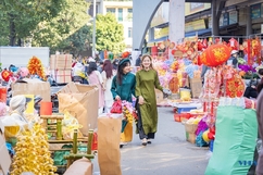 Người dân TP Thanh Hóa háo hức đi mua sắm tết