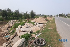 Cần chấn chỉnh tình trạng đổ trộm đất, đá thải dọc tuyến đường giao thông ven biển TP Sầm Sơn đi Khu kinh tế Nghi Sơn
