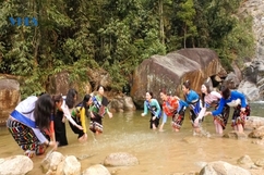 Các thí sinh Người đẹp Châu Lang tham gia hoạt động giới thiệu, quảng bá du lịch tại thác Ma Hao