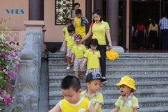 Đông đảo Nhân dân dâng hương tưởng niệm Chủ tịch Hồ Chí Minh trong ngày sinh nhật của Người