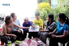 Trại hè Hoa hướng dương - Cuộc hội ngộ của trẻ mồ côi và mẹ đỡ đầu