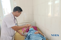 Bác sĩ Nguyễn Huy Hoàng hết lòng vì người bệnh