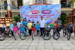 Trao 57 suất quà, tiếp sức cho em đến trường  