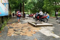 Vỉa hè ở khu vực cổng trường Tiểu học Đông Thọ cần sớm được sửa chữa