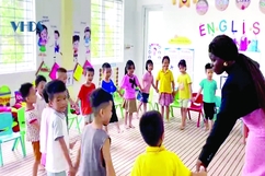 Chương trình làm quen tiếng Anh dành cho trẻ em mẫu giáo, nhìn từ Thông tư số 50