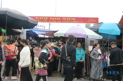 Rủ nhau xuống chợ Nhi Sơn